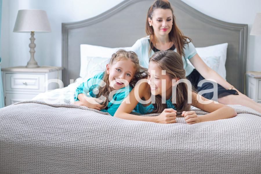 stockfresh_6559380_happy-family-posing-in-bedroom_sizeXL_7c4d36