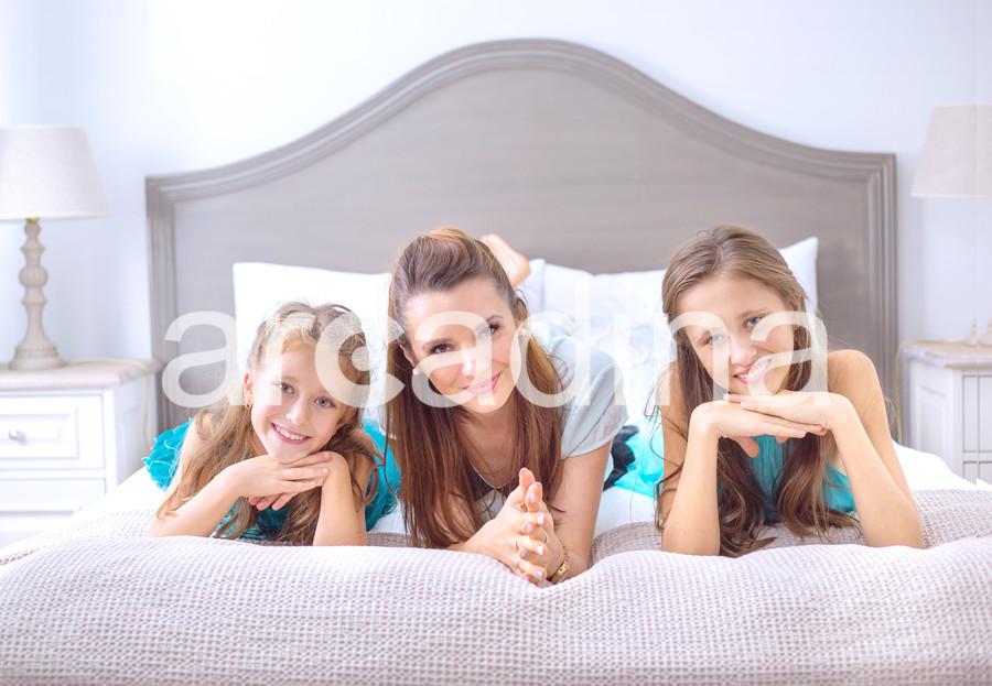 stockfresh_6559381_portrait-of-the-modern-happy-family_sizeXL_9c7b1b