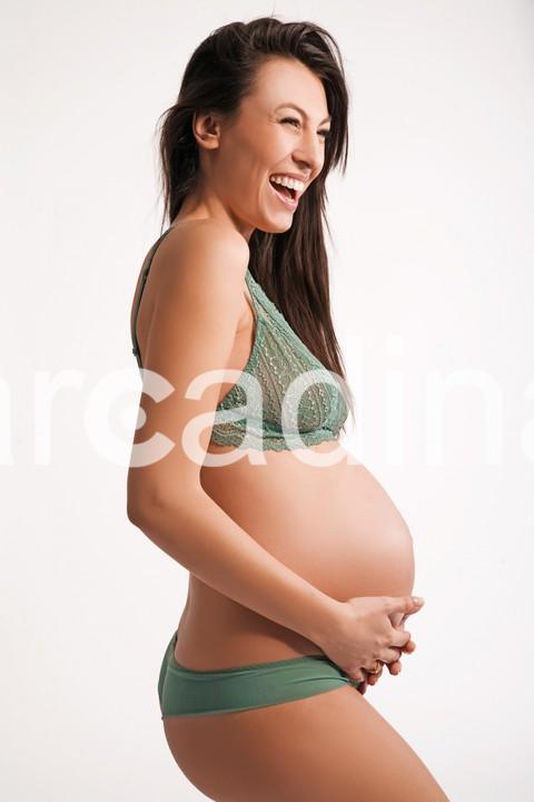 stockfresh_656717_expecting-woman_sizeM