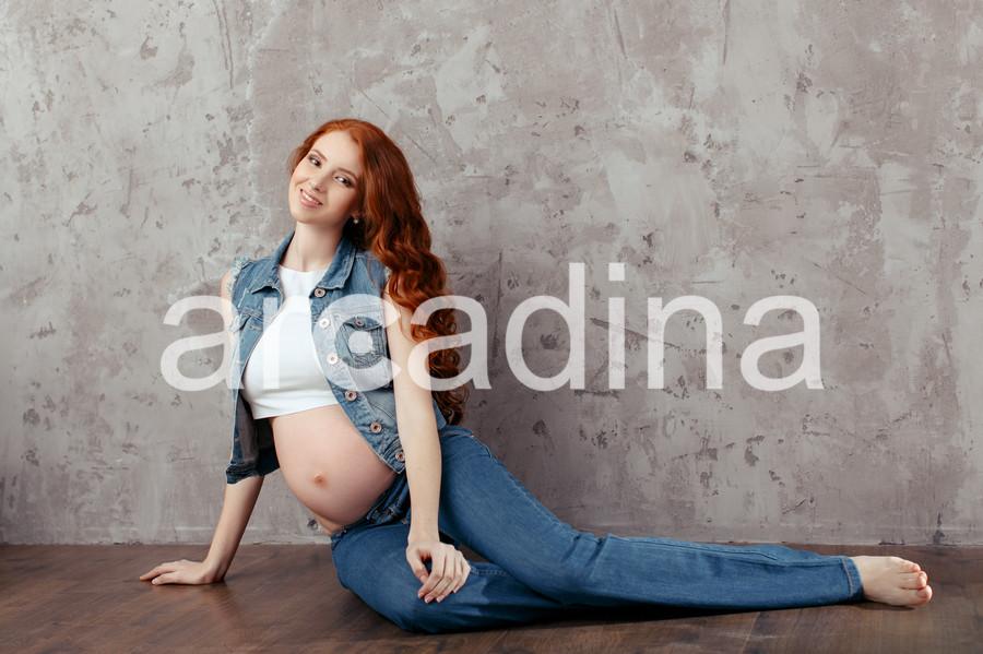 stockfresh_7071878_portrait-of-the-young-pregnant-woman_sizeXL_05e798